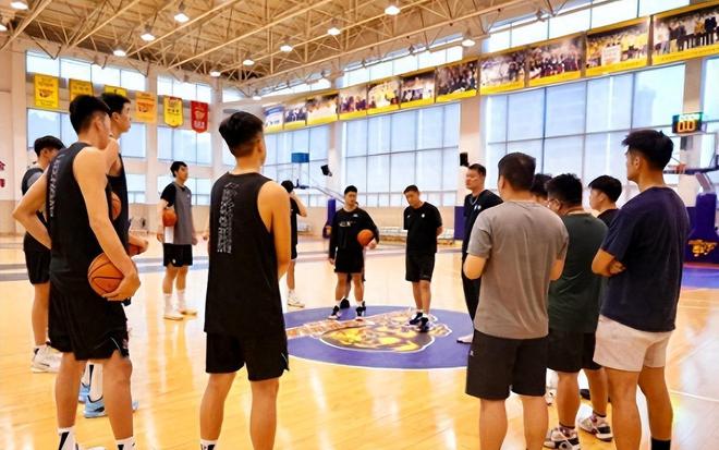 关于湖南男篮因伤助教出局,球队应对挑战的信息 关于湖南男篮因伤助教出局,球队应对挑战的信息